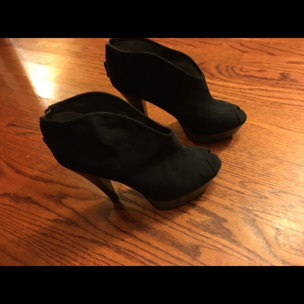 Carlos Santana open toe 4.5” suede heels